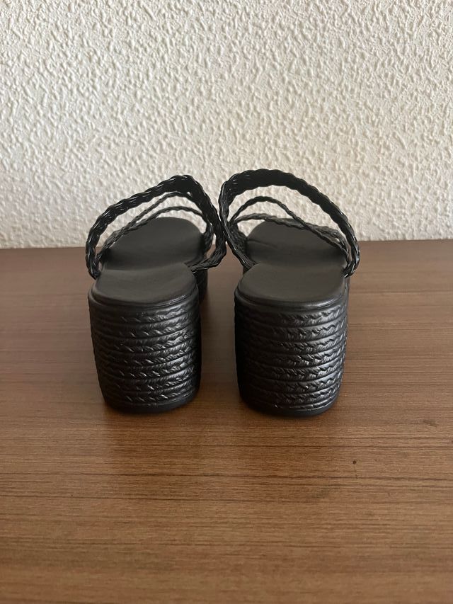 Sandalias  negras trenzadas