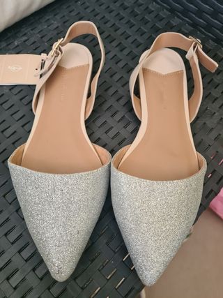 Zapatos brillantes beige y plata