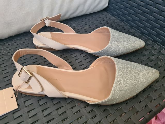 Zapatos brillantes beige y plata