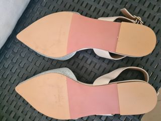 Zapatos brillantes beige y plata