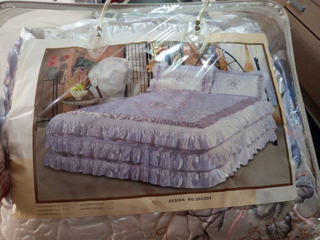 Piumino per letto matrimoniale in raso, mai rilasciato.