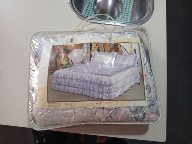 Piumino per letto matrimoniale in raso, mai rilasciato.