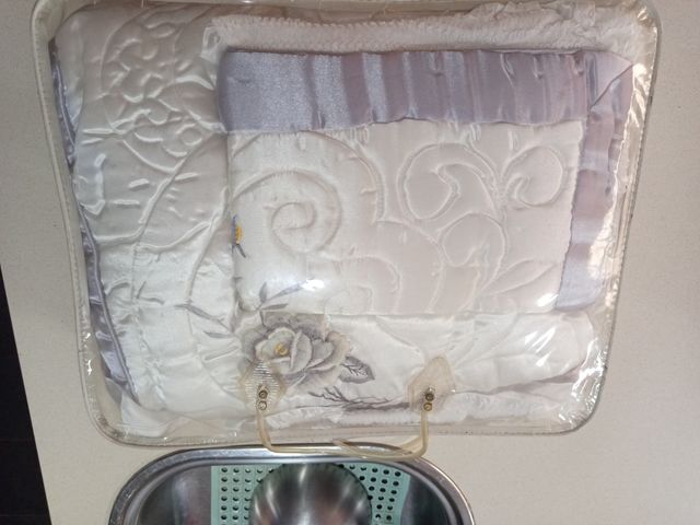 Piumino per letto matrimoniale in raso, mai rilasciato.