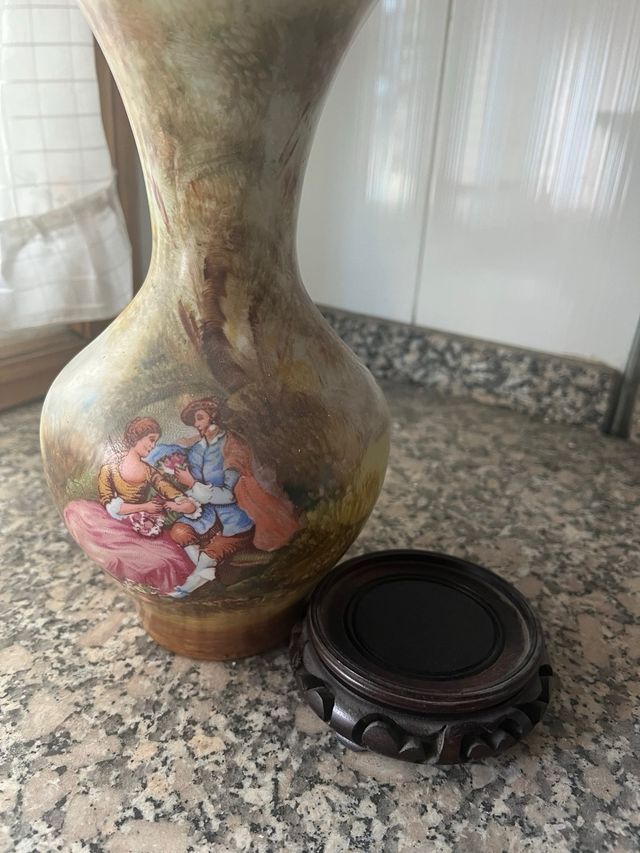 Jarrón antiguo con soporte de madera