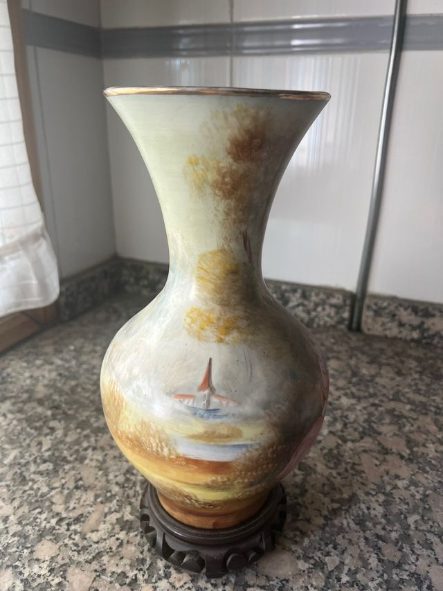 Jarrón antiguo con soporte de madera