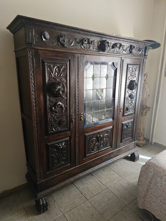 Armario antiguo de nogal tallado