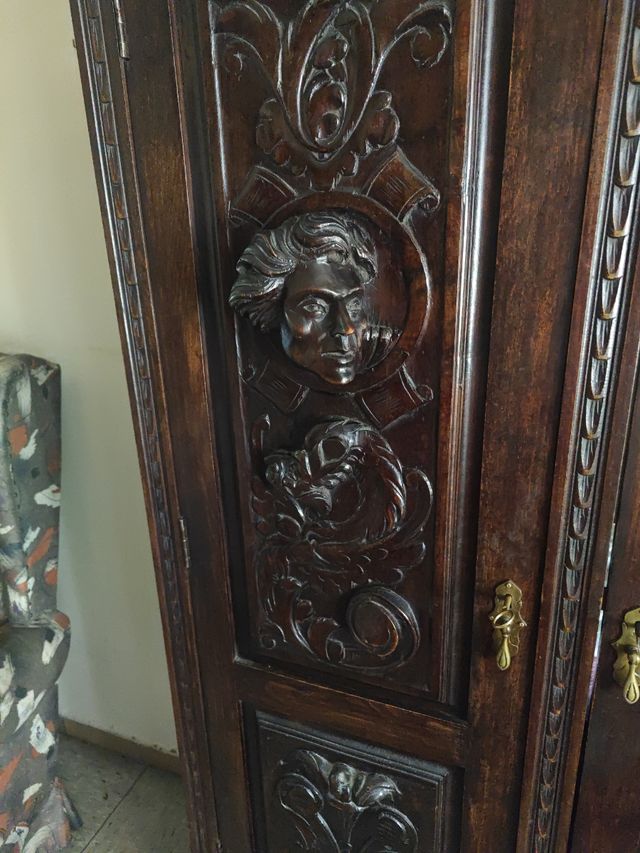 Armario antiguo de nogal tallado
