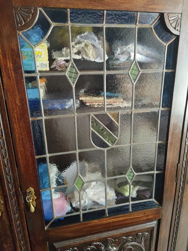 Armario antiguo de nogal tallado