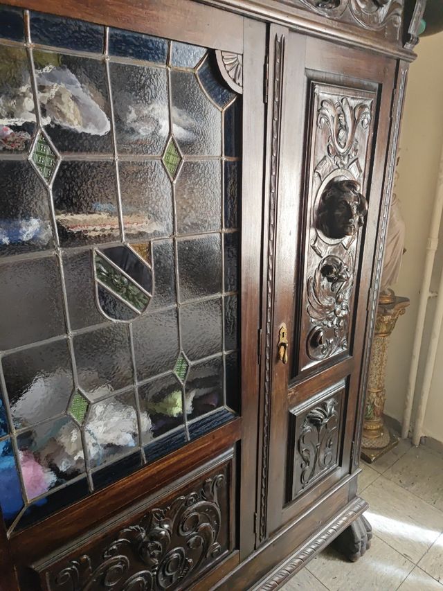 Armario antiguo de nogal tallado