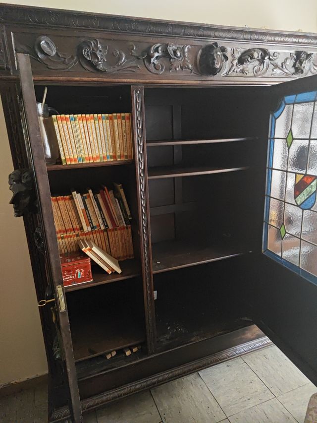 Armario antiguo de nogal tallado