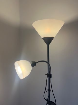 Lampara de pie gris y blanca.
