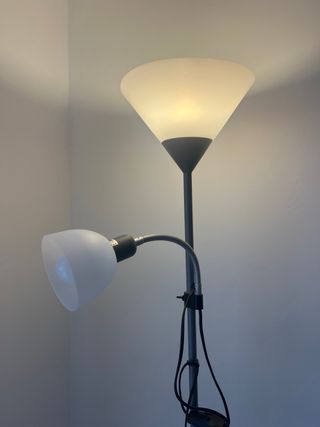 Lampara de pie gris y blanca.

