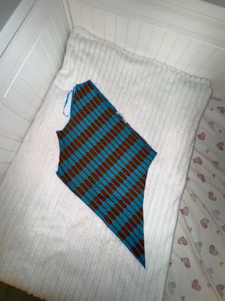 Camisa azul y marrón
