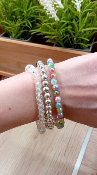 Pulseras multicolores y plata
