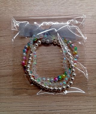 Pulseras multicolores y plata