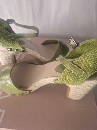 Zapatos tacón beige y verdes