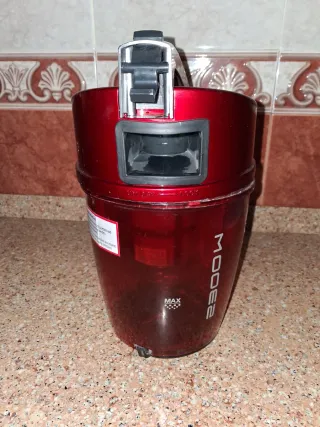 Aspiradora Dirt Devil roja.  1800 w asta 2300w