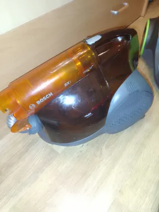 Aspiradora Dirt Devil roja.  1800 w asta 2300w