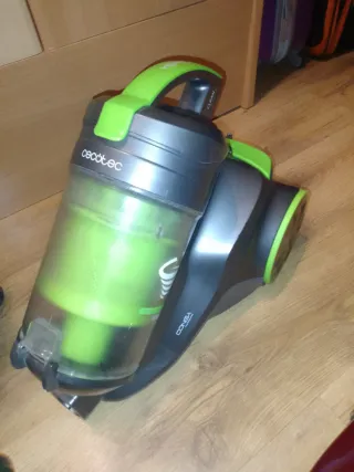 Aspiradora Dirt Devil roja.  1800 w asta 2300w