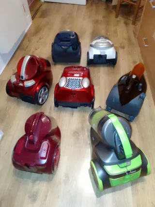 Aspiradora Dirt Devil roja.  1800 w asta 2300w