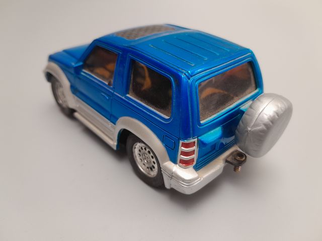 Coche escala Mitsubishi Pajero