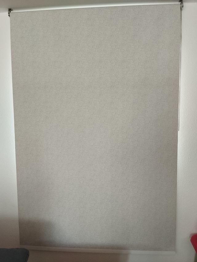 Estor enrollable opaco 240cm. Largo