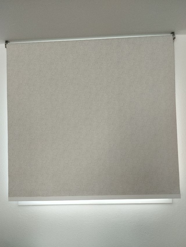 Estor enrollable opaco 240cm. Largo