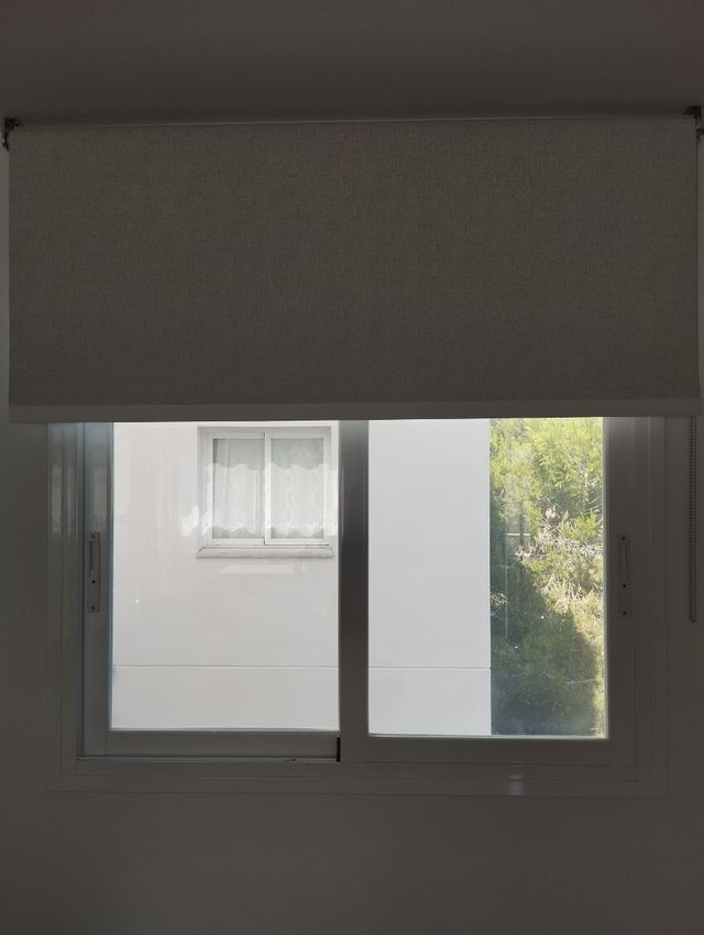 Estor enrollable opaco 240cm. Largo