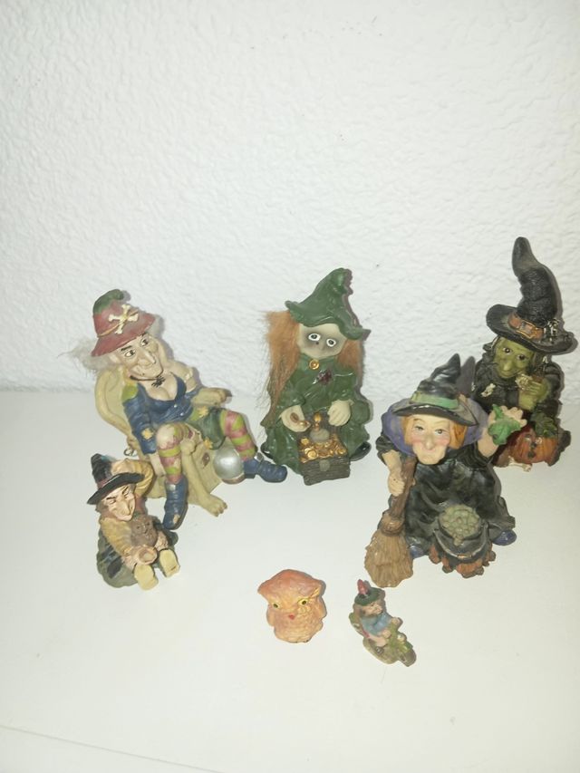 Figuras Brujas Halloween todas   5 euros cada una