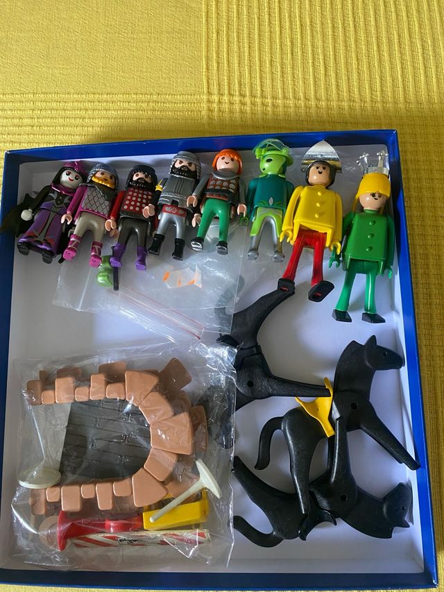 Playmobil: 8 figuras y 3 caballos.  accesorios