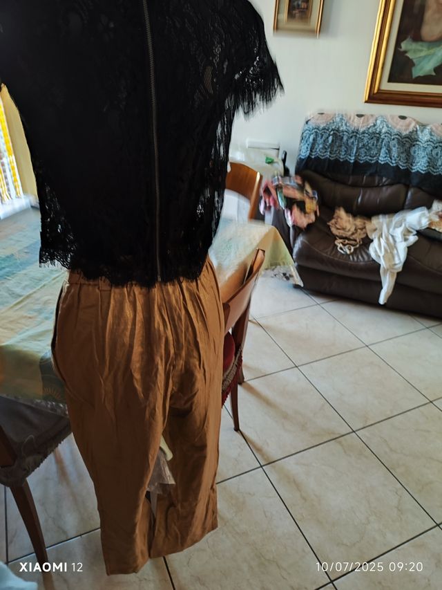 Blusa nera ricamata marrone