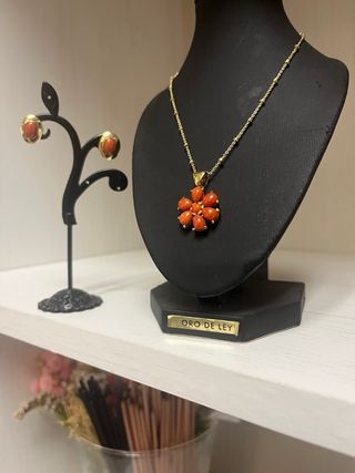 Collar y pendientes en  oro de 18k. Coral Autentic