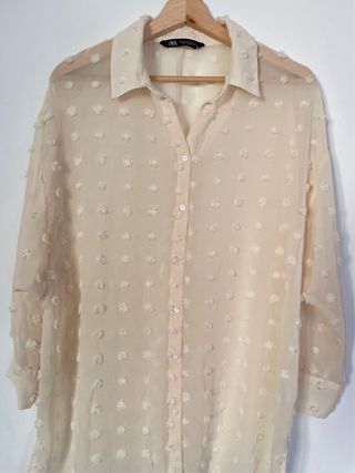 Camisa blanca semitransparente con textura de topo