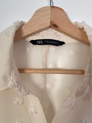 Camisa blanca semitransparente con textura de topo