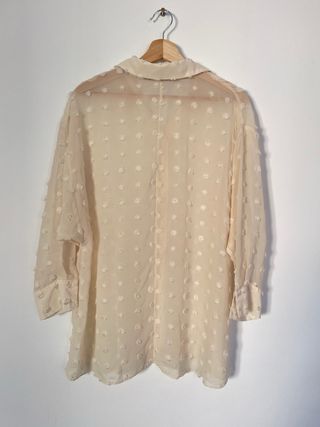 Camisa blanca semitransparente con textura de topo