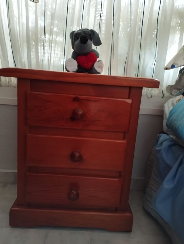 Mesita noche 3 cajones madera y dos repisas