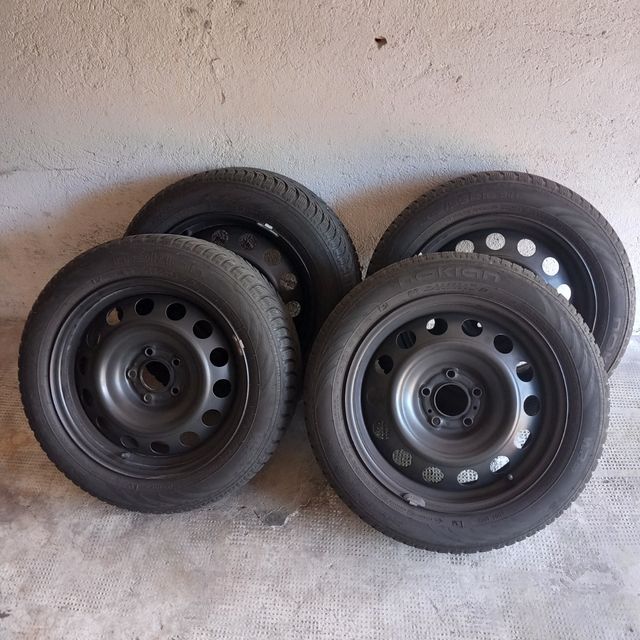 4 Pneumatici invernali Nokian e Cerchi 205/55 R16 