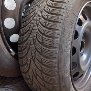 4 Pneumatici invernali Nokian e Cerchi 205/55 R16 
