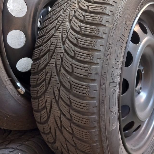 4 Pneumatici invernali Nokian e Cerchi 205/55 R16 