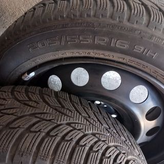 4 Pneumatici invernali Nokian e Cerchi 205/55 R16 