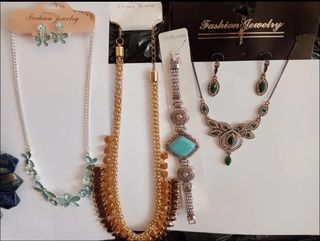 4 juegos bisutería: collares y pulseras.