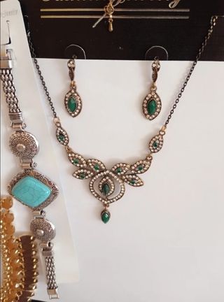 4 juegos bisutería: collares y pulseras.