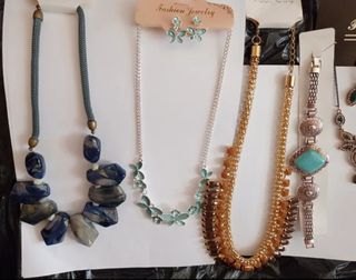 4 juegos bisutería: collares y pulseras.