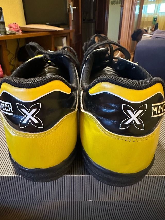 Zapatillas Munich amarillas y negras. Talla 46
