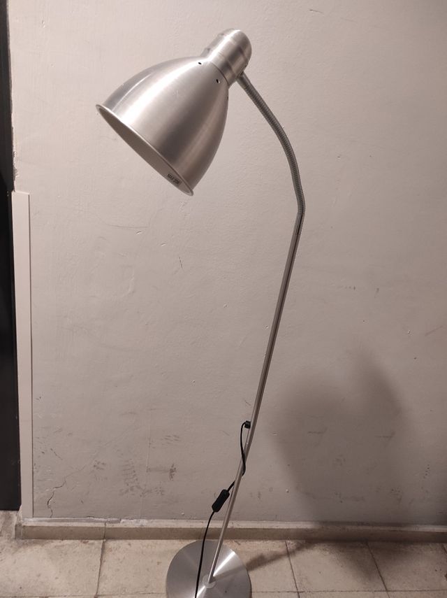 Lampara flexo de pie metalica - plata.