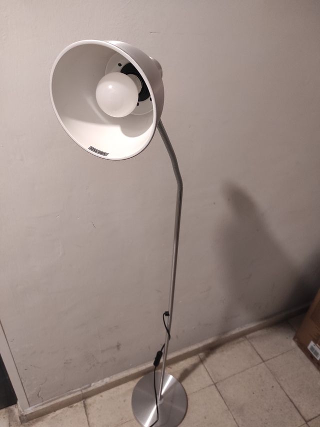 Lampara flexo de pie metalica - plata.