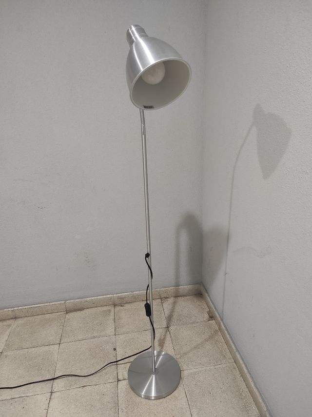 Lampara flexo de pie metalica - plata.