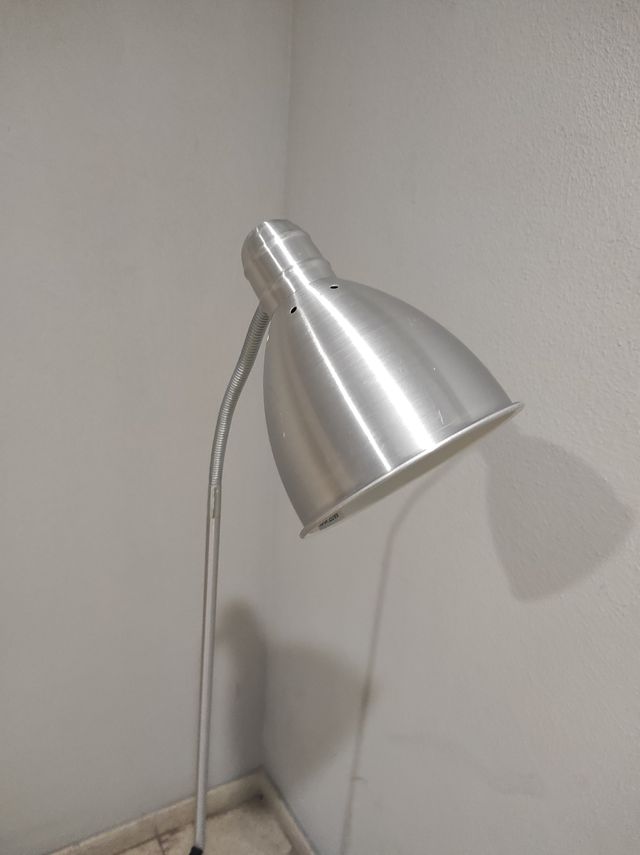 Lampara flexo de pie metalica - plata.
