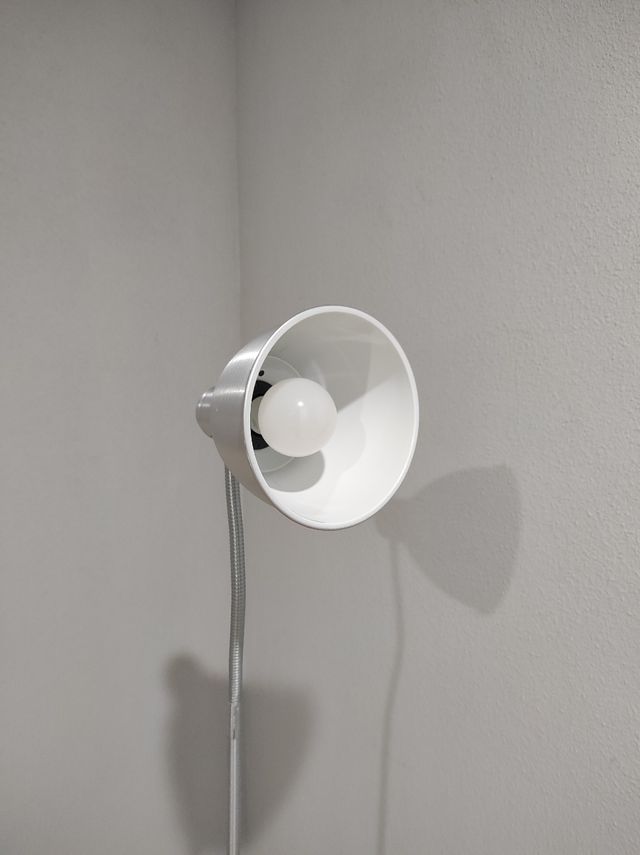 Lampara flexo de pie metalica - plata.