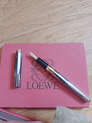 Pluma Loewe dorada y plateada Nueva